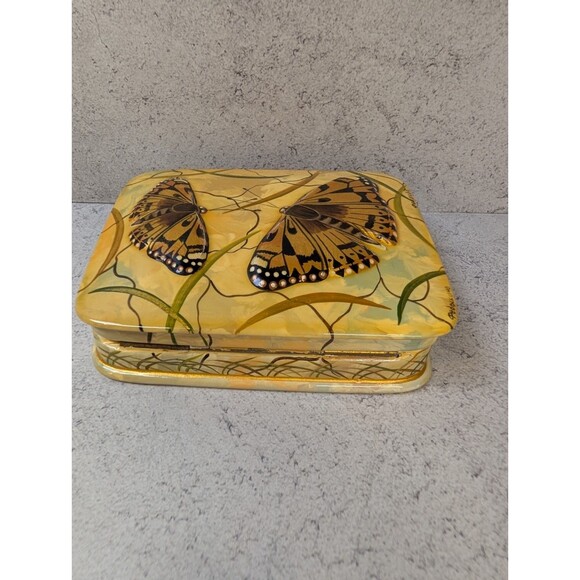 Vintage Hand-Painted Butterfly Trinket Box – Raised Relief Design – Yellow Flora - Picture 6 of 9